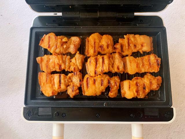 在家自制烤肉，好吃不油腻，菜叶卷一卷，一口一个真过瘾