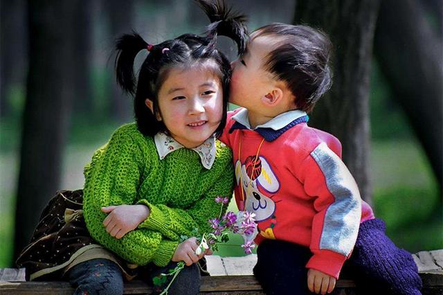 [超级宝妈]3岁娃爱说“悄悄话”，多半到了“语言敏感期”，如何引导很重要