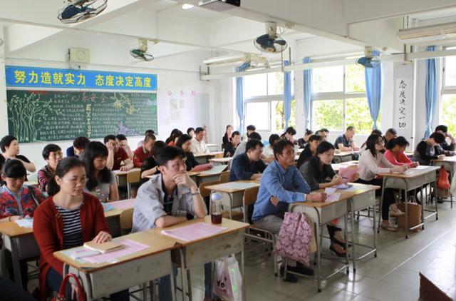 给孩子开家长会，穿什么衣服最合适？三类父母容易给孩子丢面子