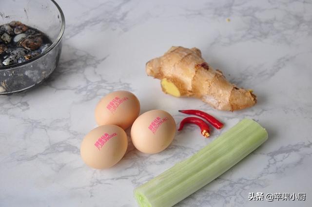 三个鸡蛋一段葱，蒸的小海鲜味道真不错，好吃不好看，真挺鲜的