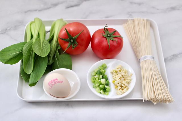 分分钟就能做好的营养早餐，热乎乎香喷喷，茄汁酸汤鸡蛋面，真香