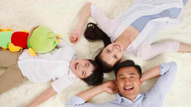 超级宝妈■“宝宝，你现在还在喝奶吗？”“我不喝奶，我爸爸才最喜欢喝奶”