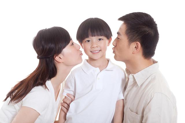 父母常“秀恩爱”，其实是对孩子的“情感教育”，家长别不好意思