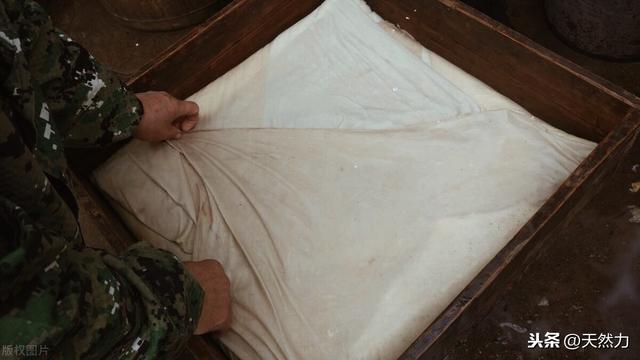 千叶豆腐是用什么东西做的，千叶豆腐虽然是豆制品，但却不是豆腐