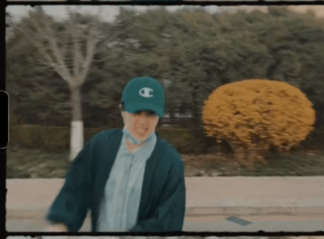 9号放映厅■孙莉晒儿女骑滑板车，多多和妹妹疯狂追逐，三胎儿子罕见出镜