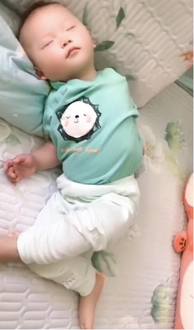 你的育儿经|宝宝奇葩睡姿大比拼，快来看看有没有你家宝宝的同款