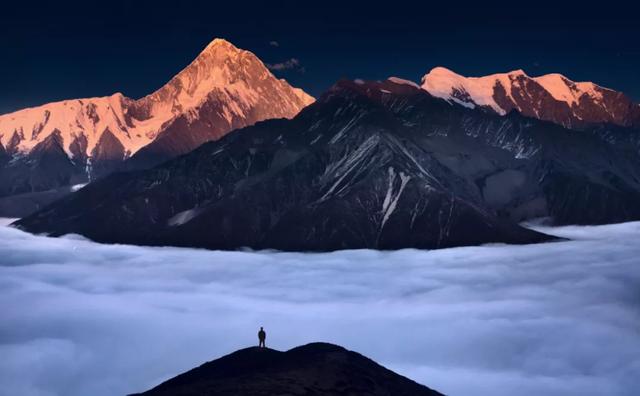 「你的育儿经」书架上的最美中国纪录片《这里是中国》，每一页都震撼人心