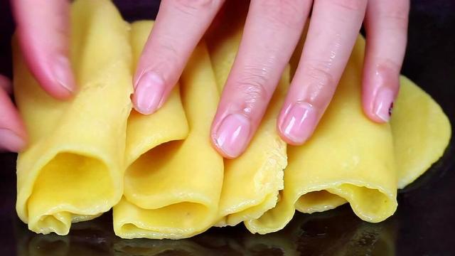 红薯最近火了，教你创意吃法，不烤不烙，用筷子一卷，太香了