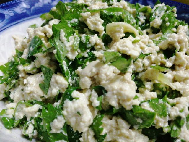 芹菜叶千万别再扔了，搭配2块钱食材，就能做出美味小凉菜