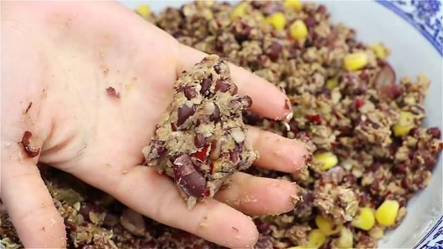 红豆不要炒豆沙了，教你一道水晶杂粮包，软糯香甜，好吃不胖