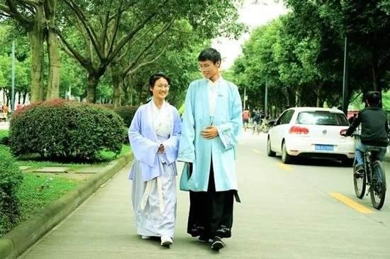 麦芽糖|汉服当校服，要求学生走“格格步”，有人点赞有人抨击，你怎么看