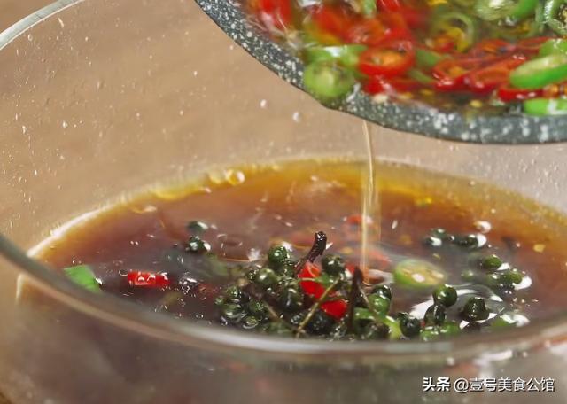 居家分享藤椒鸡的简单做法，鲜辣味美，肉嫩多汁，解馋的家常美食