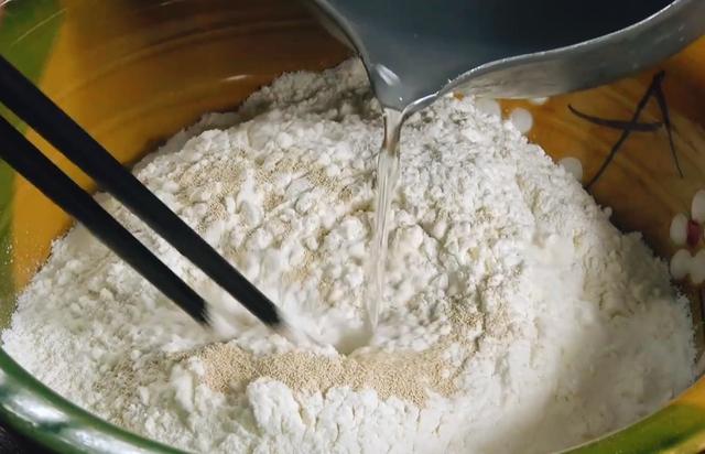 教你花卷新做法，不用提前发面，现做现吃，咸香松软，孩子超爱吃