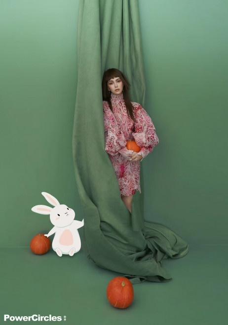 昆凌童趣大片鬼马灵动 齐刘海造型花式玩动物贴纸|fun娱乐