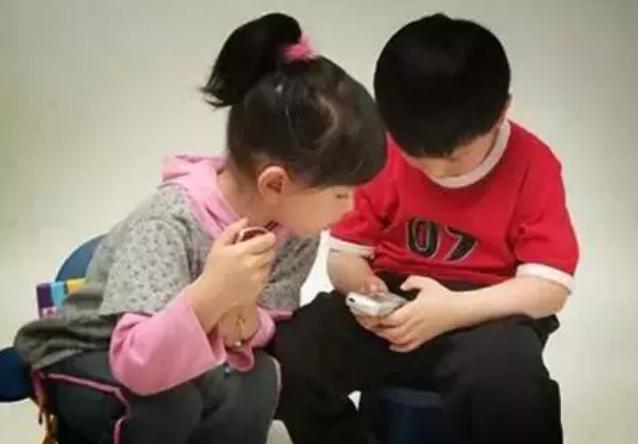 超级宝妈▲玩手机真的能毁掉一个孩子吗？美法两国实验结果，告诉你答案