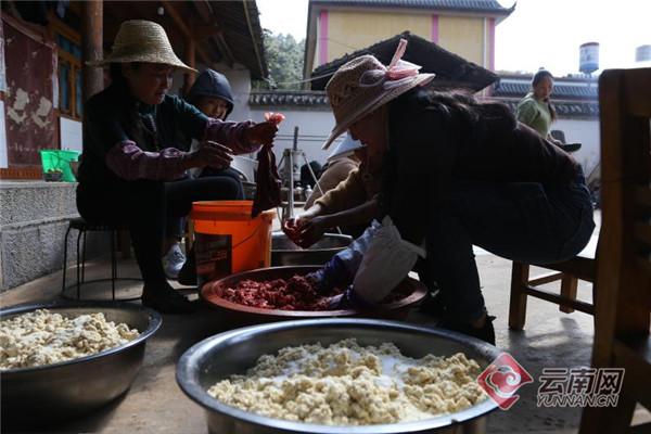 云南保山施甸县：姚关豆腐肠出炉了