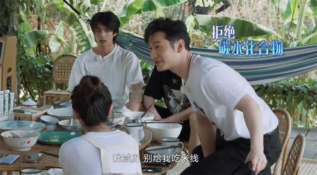 真香打脸！晓明哥的减肥计划在蘑菇屋再次落空，和彭彭抢饭吃|资讯早知道