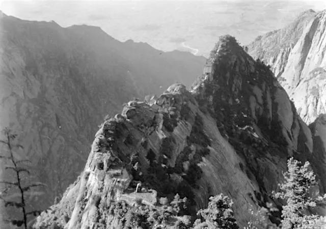 『约吗旅行』看过去没有索道和护栏的华山,那才叫惊险