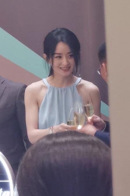 仙女山的月亮|赵丽颖穿高定现身,腹肌小蛮腰让人羡慕,可看到穿的鞋却满是心酸