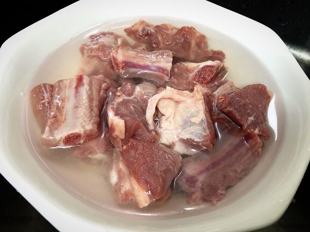 炖排骨煮猪肉时，牢记“3不放”，汤鲜美好喝，肉香味正还没腥味