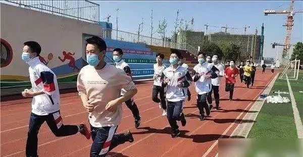 『夕阳下的彩虹』接连三名中学生猝死，和跑步戴口罩有关系吗？