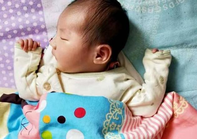 你的育儿经▲宝宝一睡觉就“投降”，奶奶总想把孙子胳膊塞被窝，医生：不需要