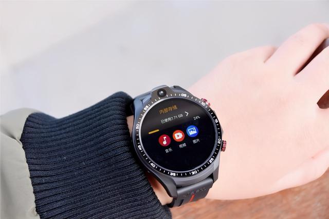 支持语音通话，能安装APP，双向拍照，Jeep智能运动手表