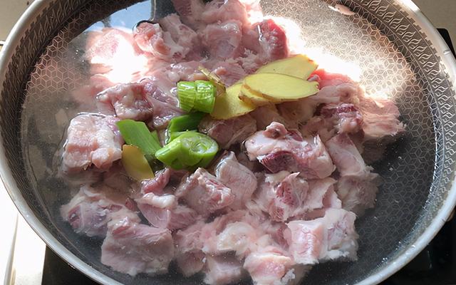 老妈一直在用的排骨做法，用了30年，做法简单，软烂脱骨没腥味