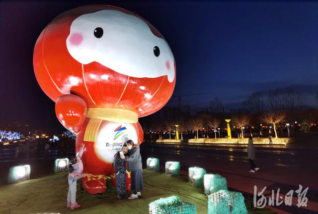 张家口市市民广场围绕冬奥会,冰雪运动,奥运经济等举办的冬奥主题花灯