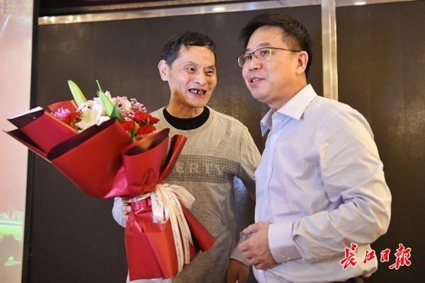 肝移植|肝移植术后存活20年，器官移植医生为患者庆生