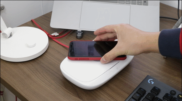 让iPhone12用着更放心，小伙入手神器：能充电，还能杀菌