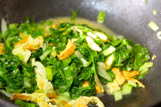 天冷，我家常这样炒白菜，出水少味道鲜，每回端上桌，孩子抢着吃