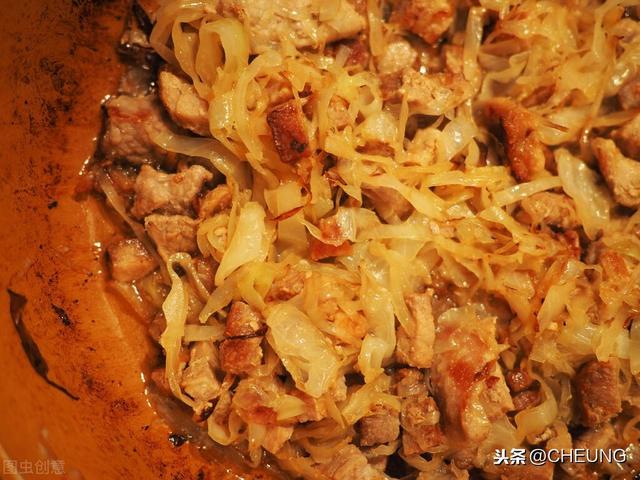 羊肉炖酸菜，鲜香入味一点都不膻，能多吃两大碗饭，做法超简单