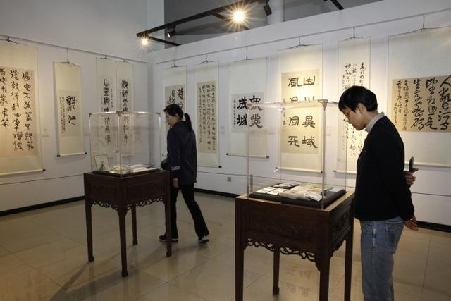 “红色华佗”傅连暲药箱首次公开展出“讲好中国抗疫故事”主题展在上海中医药博物馆开幕