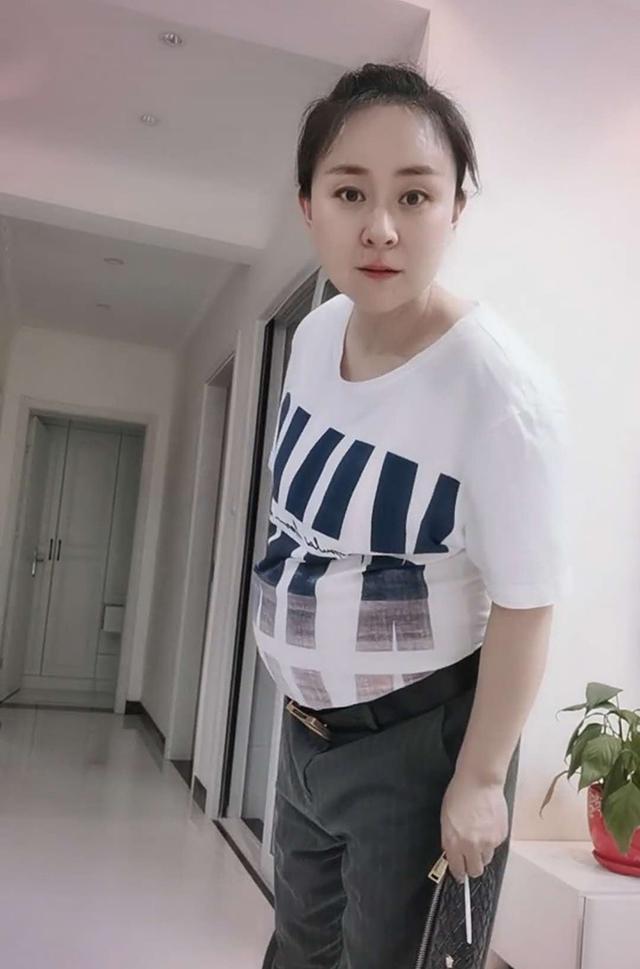 「超级宝妈」“最豪气孕妈”试穿老公衣服，瞬间变“土豪”，网友：大哥的女人