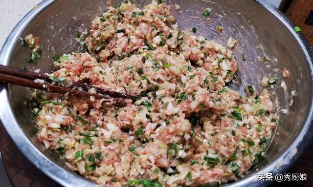 包白菜饺子，记住老师傅的“2放2不放”，饺子鲜嫩多汁，特好吃