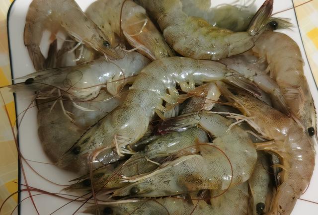 鲜虾，我家从不用水煮，大厨教我一招，虾肉鲜香醇厚，营养不流失