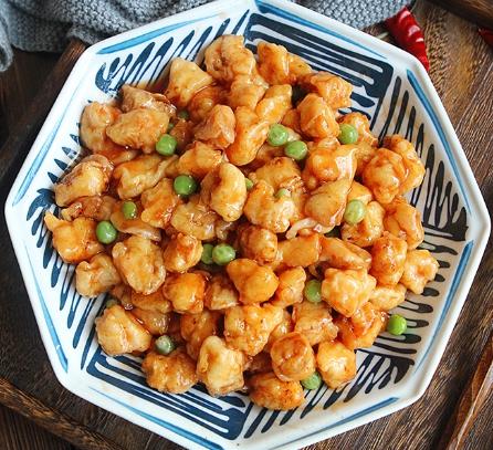 鸡胸肉做成糖醋味，酸酸甜甜，特别适合小朋友
