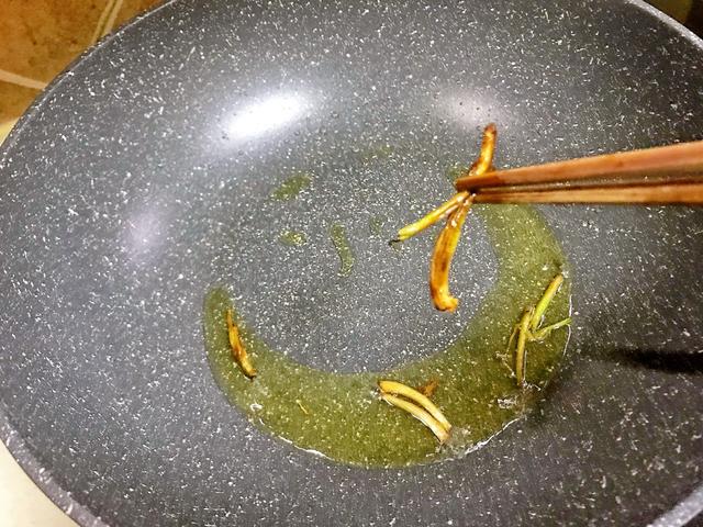 螃蟹别蒸了，试一试避风塘炒蟹，鲜香美味，肉质嫩滑，太过瘾了
