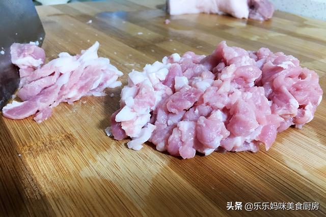 元旦后年关将至，教你调万能猪肉馅，多加“4味料”，加啥菜都香
