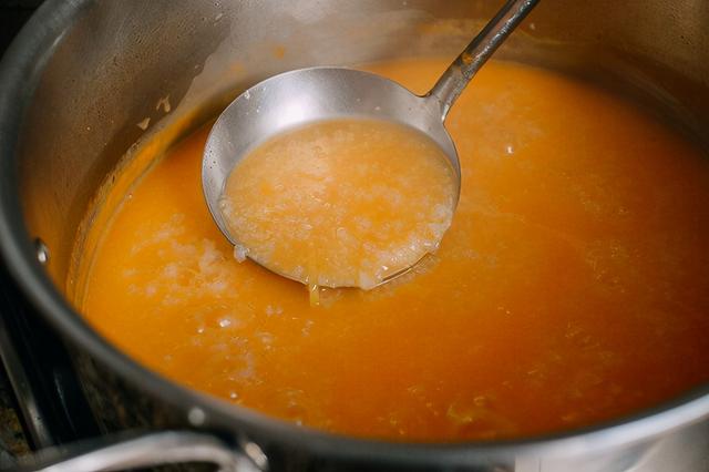 熬粥时，大米不要直接下锅，放进冰箱冻一冻，熬出的粥口感超惊艳