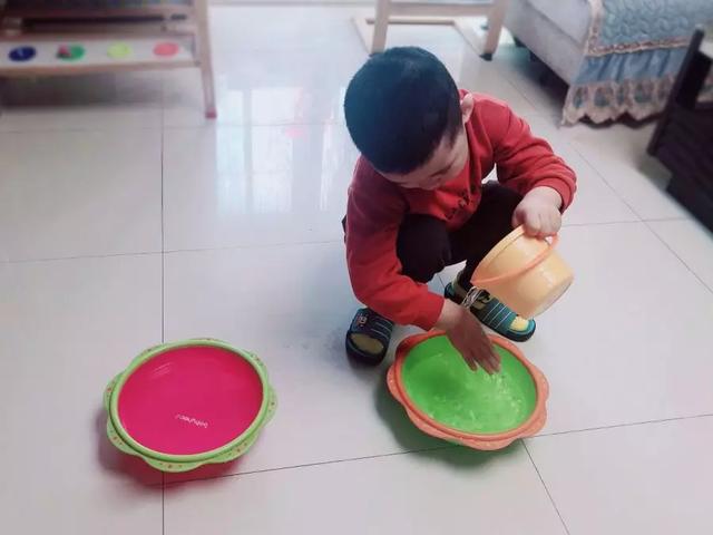 你的育儿经■孩子好动、经常摇头晃脑，喜欢咬东西，8个小游戏教你科学应对