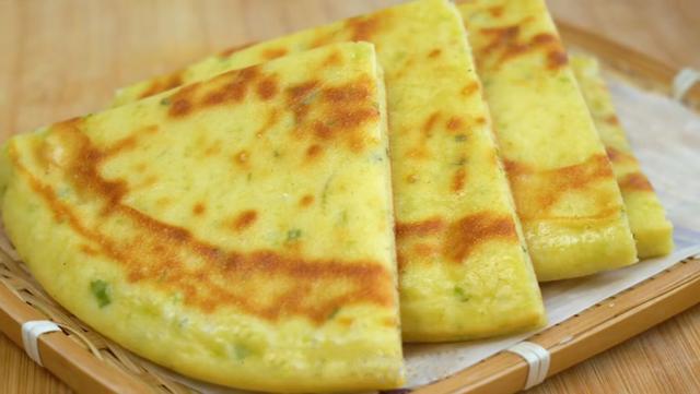 冬天发面饼这样做，手不沾面不揉面，松软又好吃，凉了也不硬