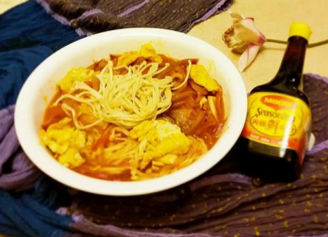 金针菇吃腻了，配点番茄一起做，酸酸甜甜新滋味