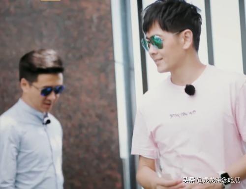故态复萌|林志颖和弟弟戴墨镜与妻子连视频,看弟弟的造型,不当明星可惜了