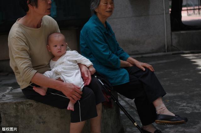 「超级宝妈」隔代亲的痛：爷爷给孩子吃西瓜皮｜孩子摔倒奶奶打地板该怎么办