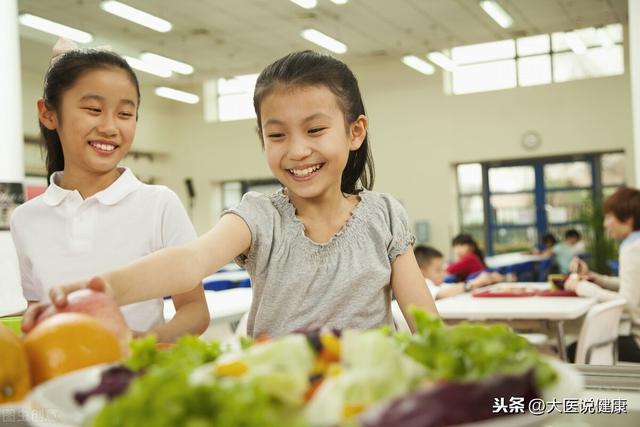 肾病综合征如何选择肉类食品？中医帮助女孩摆脱激素回归学校