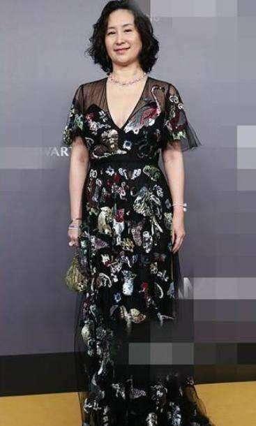 普拉达女王何超琼骨子里就高贵，穿碎花裙挺直腰板，衬得甘比更老一样