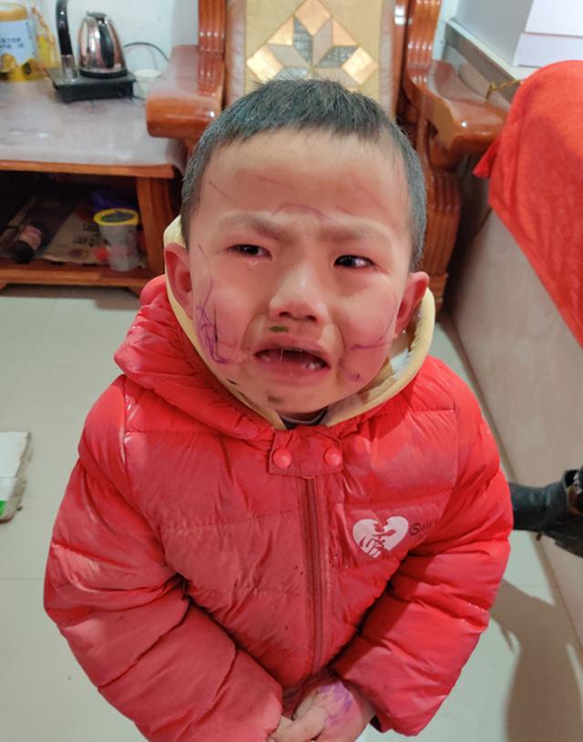 #超级宝妈#熊孩子乱涂乱画后心生“悔意”，网友：从此之后仇恨就这么埋下了