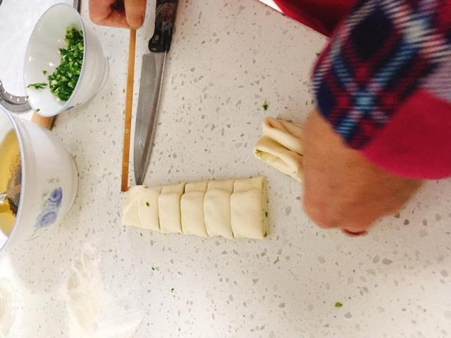 蒸花卷时葱花变色？教你1个小妙招，让你的花卷春意盎然